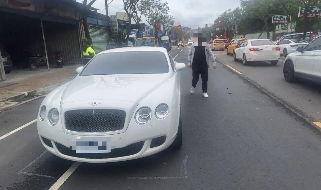 要價至少1780萬的賓利雙門跑車。（圖／翻攝畫面）