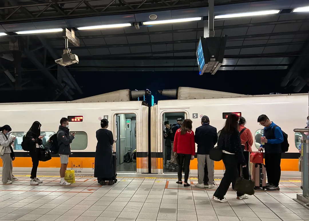 高鐵台北站、南港站24日晚間湧現乘車人潮,高鐵陸續加開2班列車因應。(示意圖/記者高珞曦攝)