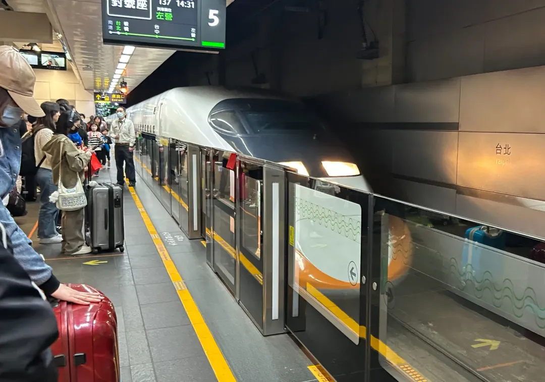 3日高鐵自由座在台北就已爆滿，站務員緊急開放全車廂入口，並呼籲大家不要再排自由座。（示意圖／高珞曦攝）