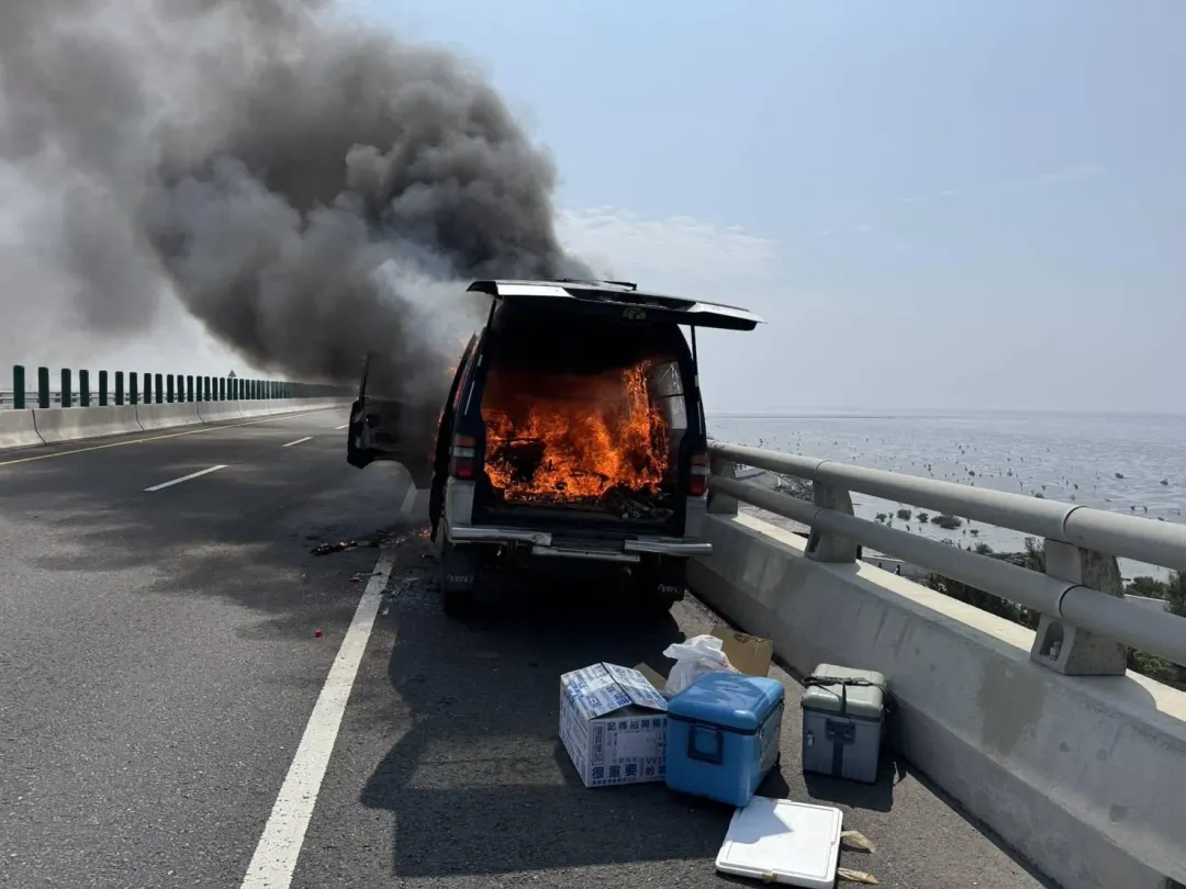 1名花蓮男子日前駕車途經台61線彰化芳苑路段時，車頭和引擎不明原因起火，駕駛逃生忙搬雜物下車。（圖／翻攝畫面）