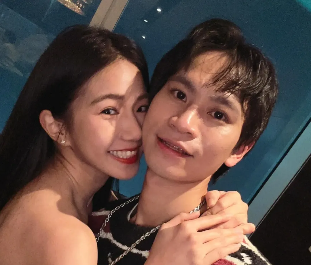 Andy（右）和前女友家寧成立YouTube頻道「眾量級CROWD」，10年後2人分手還爆發爭權風波。（圖／翻攝自Facebook@眾量級 CROWD）