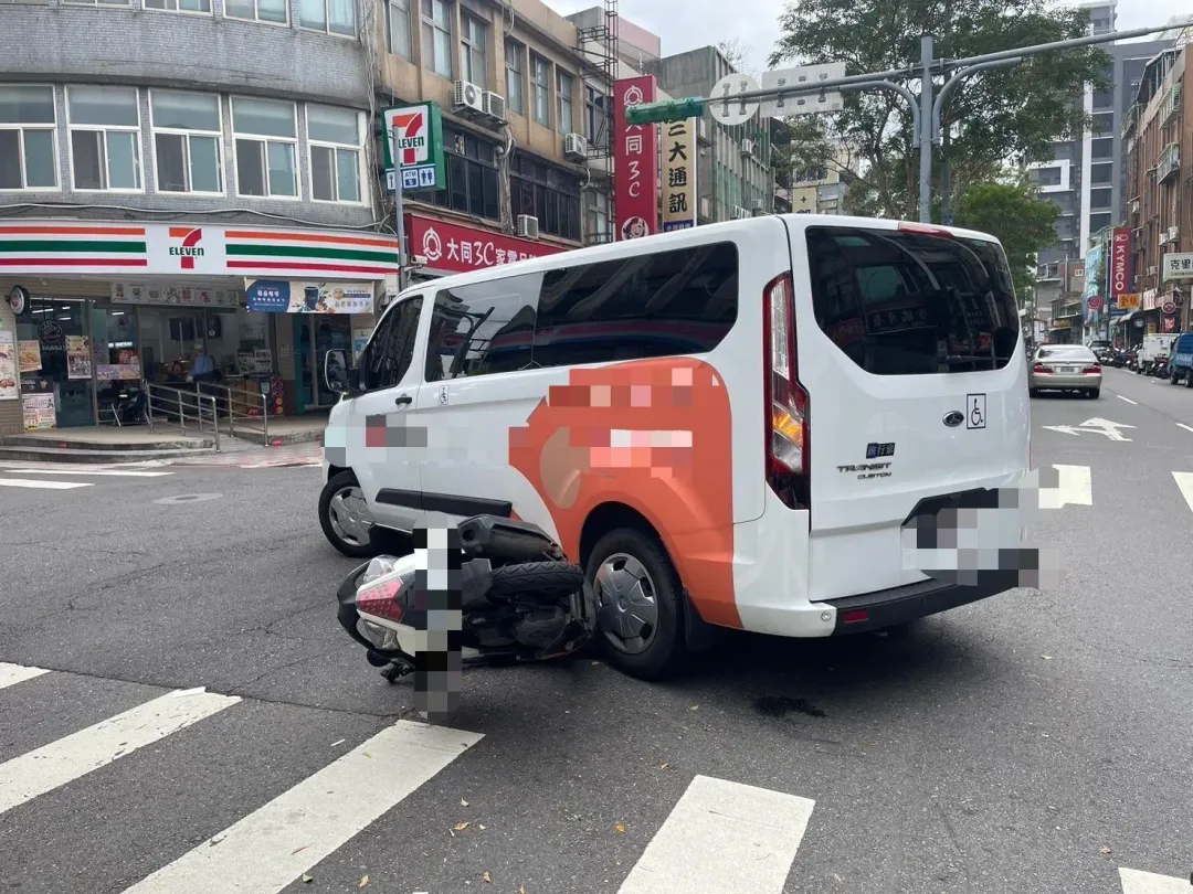 長照車迴轉不慎撞到機車。（圖／翻攝畫面）
