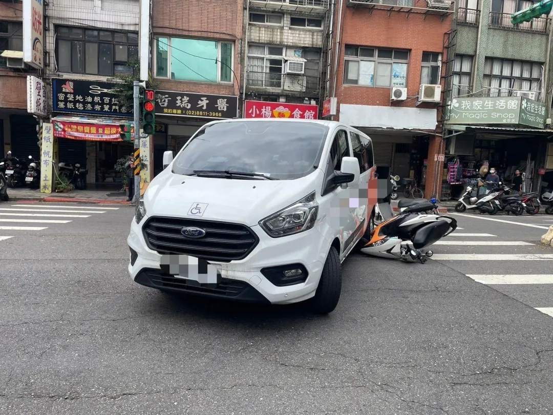 長照車迴轉不慎撞到機車。（圖／翻攝畫面）