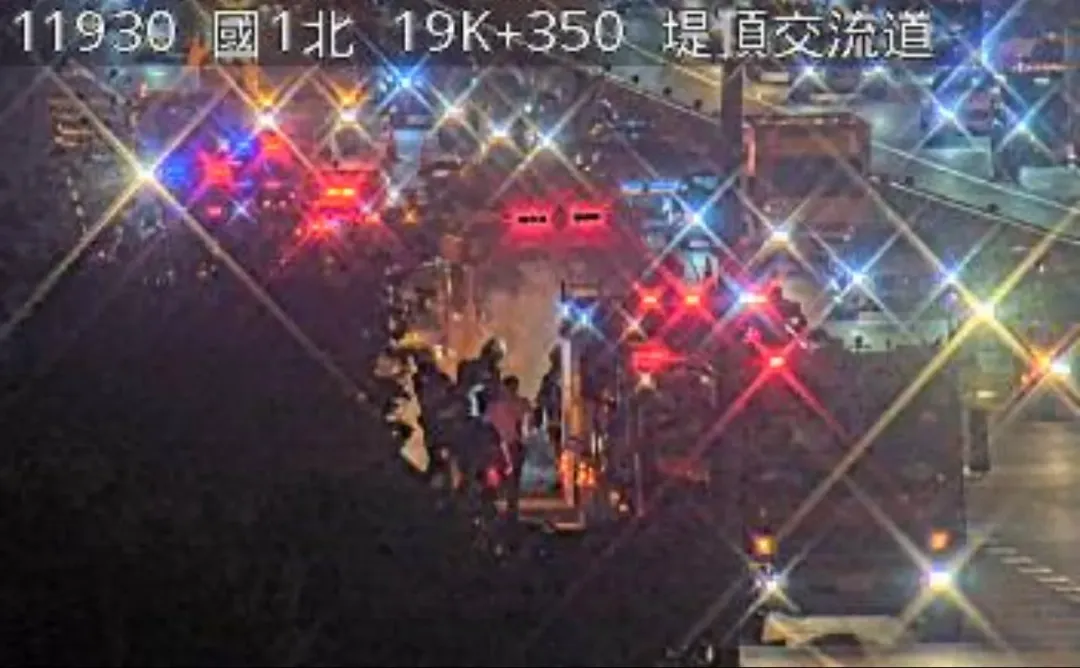 消防人車到場撲滅火勢。（圖／翻攝自國道公路即時網）