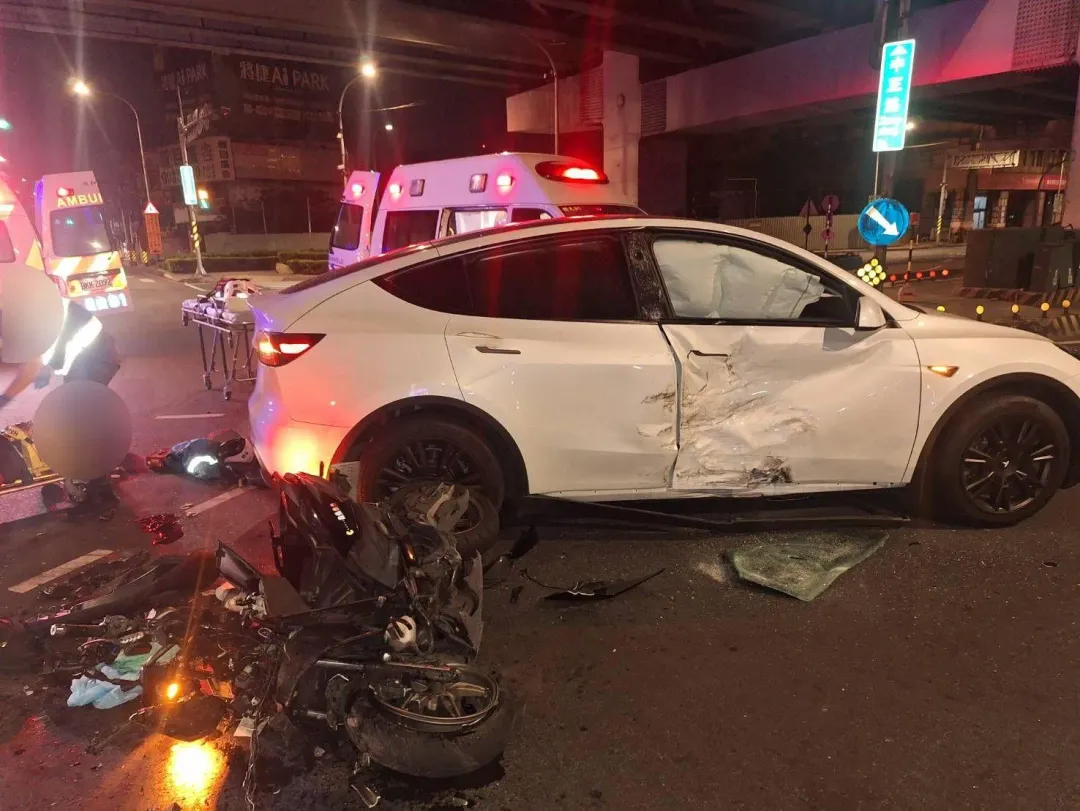 中和凌晨發生嚴重車禍。（圖／警方提供）