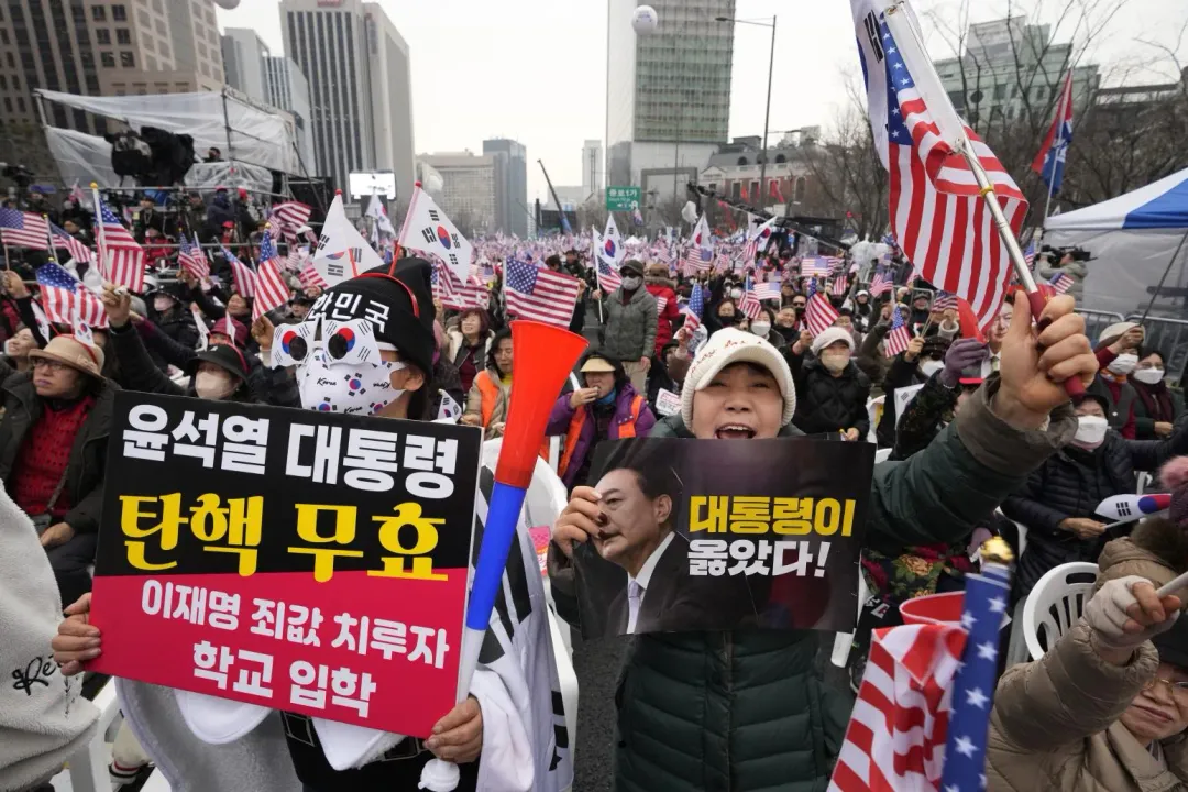 南韓憲法法庭13日起禁飛無人機，外界猜測尹錫悅彈劾案宣判日將近。（圖／美聯社）