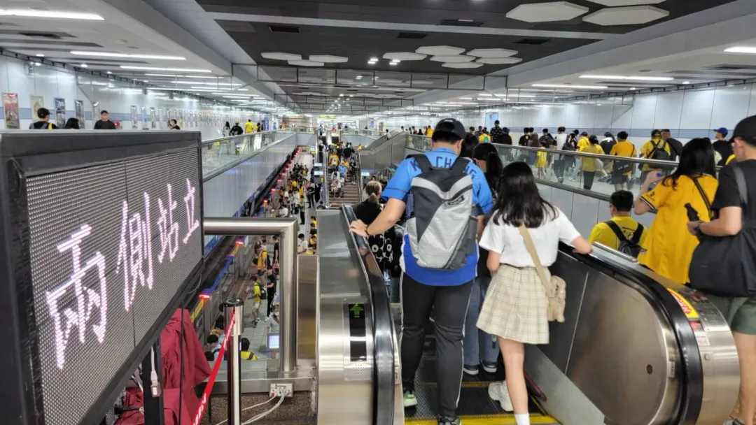 台北捷運持續宣導「緊握扶手、站穩踏階」，強調電扶梯兩側皆可站立。（圖／臺北大眾捷運股份有限公司）