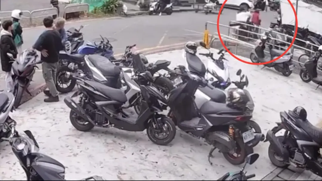 老婦人無辜被機車撞傷。（圖／翻攝畫面）