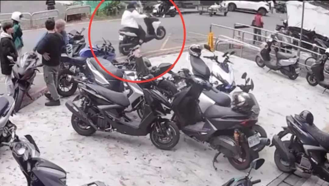 屁孩騎機車未戴安全帽耍帥翹孤輪全被監視器拍下。（圖／翻攝畫面）