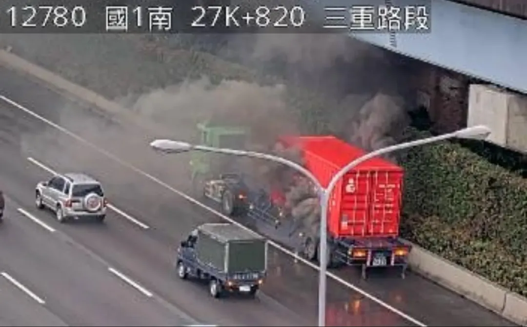 貨櫃車停在路肩狂冒黑煙。(圖/翻攝自國道公路即時網)