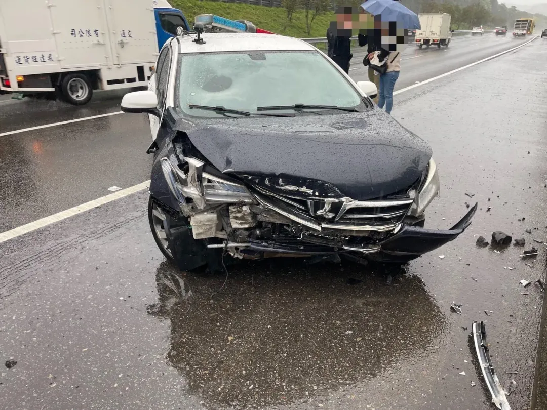警車突遇強降雨造成打滑，不慎撞上護欄，警車車頭等多處受損。（圖/警方提供）