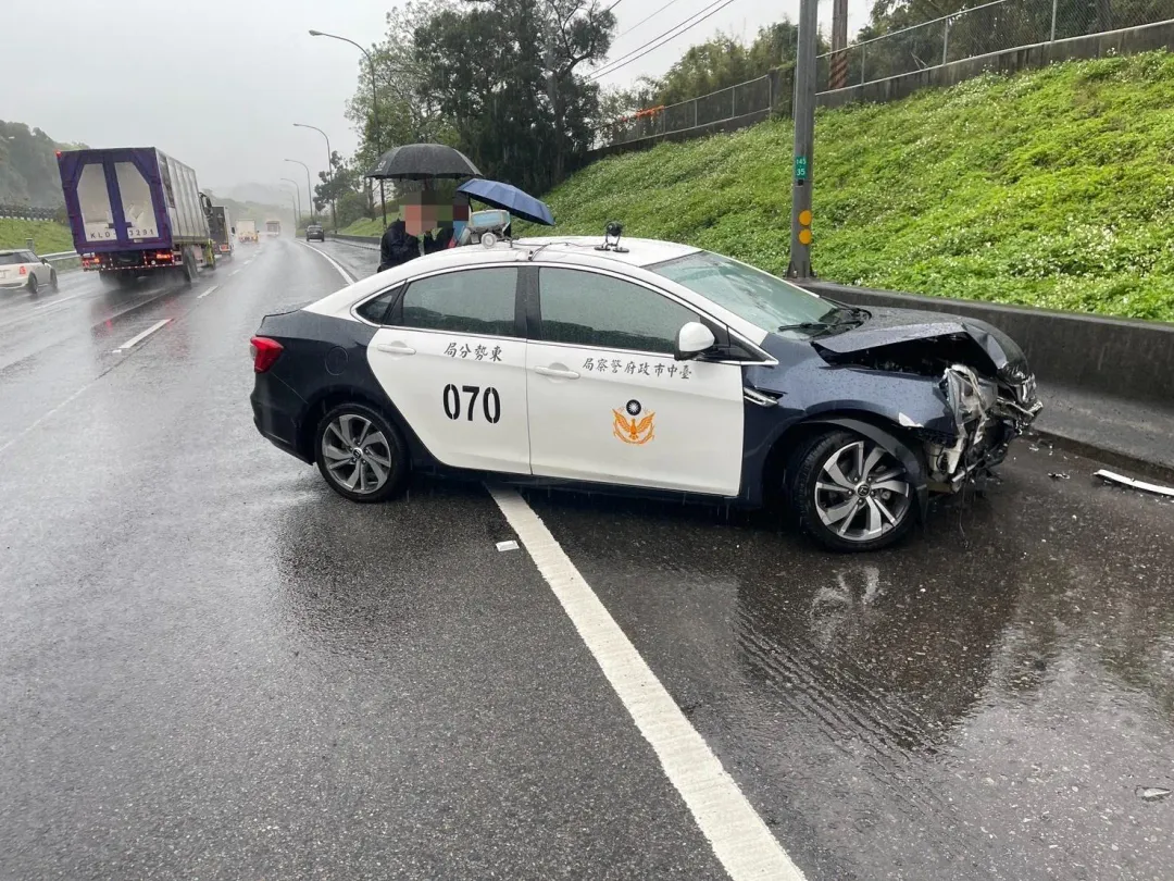 今日中午發生一起警車失控自撞事件。（圖/警方提供）