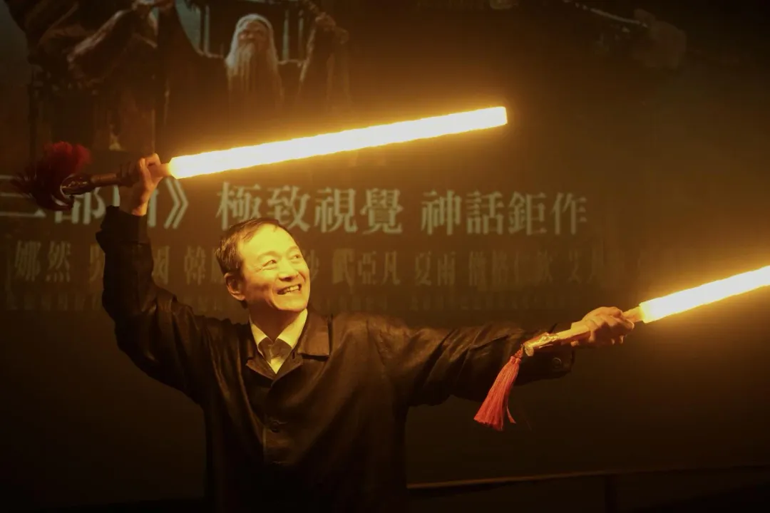 吳興國在首映會持發光雌雄雙鞭，開心比劃身手。（圖／鴻聯國際提供）