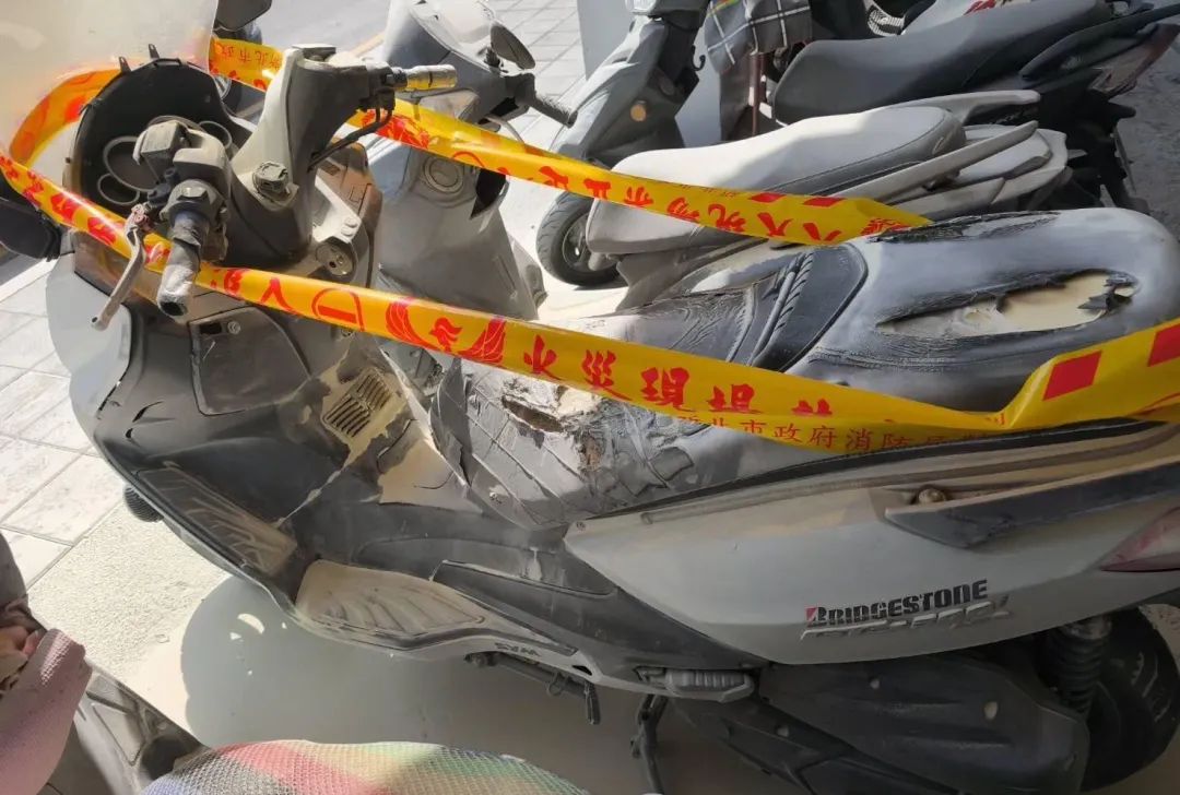 機車被縱火燒毀。（圖／翻攝畫面）