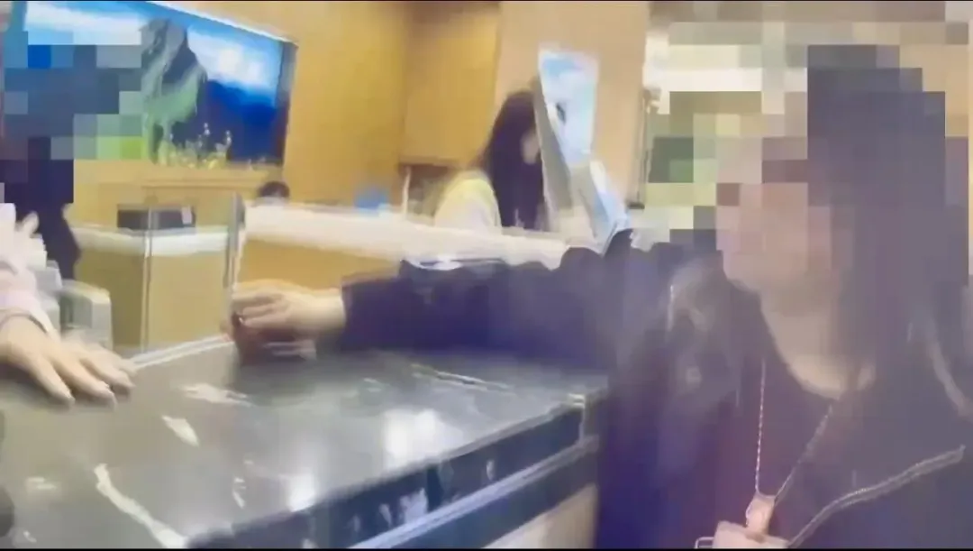 婦人稱自己與韓星宋承憲交往堅持匯款。(圖/翻攝畫面)
