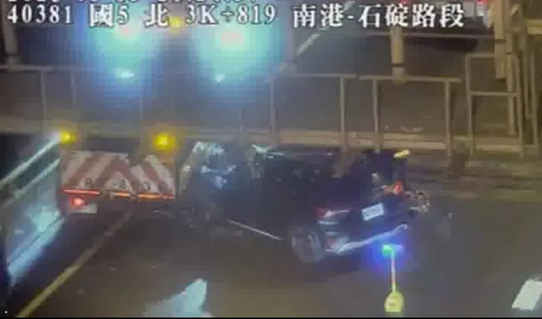 國道5號晚間發生一起自撞車禍。（圖／翻攝自國道公路即時網）