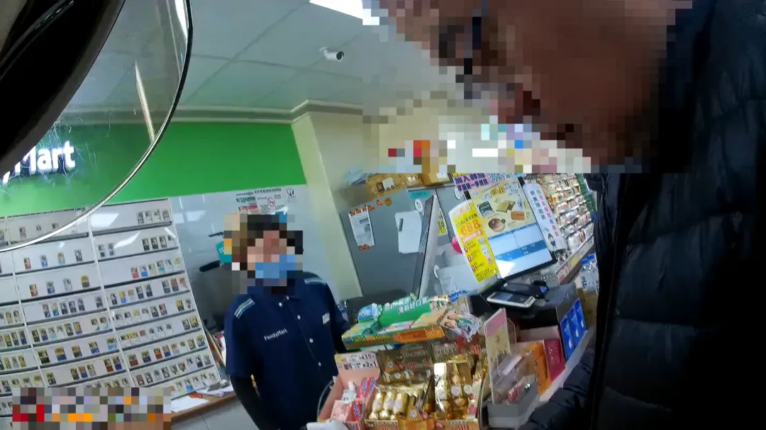 男網購79元小夜燈，取貨付款時驚見價差12倍。（圖／警方提供）