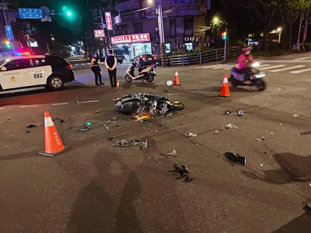 機車遭撞擊，零件散落一地。（圖／警方提供）