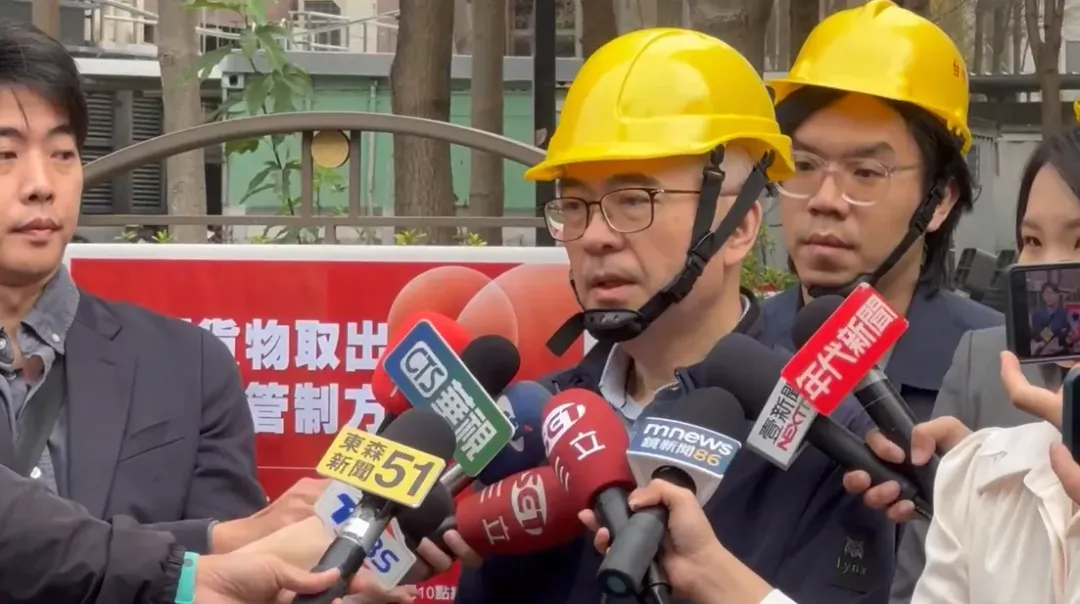 台中新光三越氣爆事件後停業至今，經業者向台中市政府提出安全計畫獲核備，14日起開放廠商進入館內搬運貨物，新光三越營業本部副本部長謝英明接受媒體聯訪表示，取貨將採取實名制與「分時、分流、分樓、分區」方式進行。（圖／中天新聞）