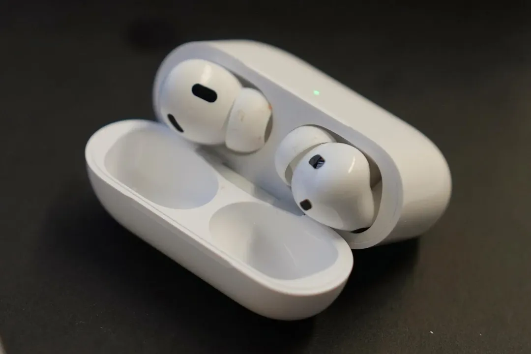 有消息指出,iOS 19將會為AirPods解鎖即時翻譯功能。(圖/美聯社)