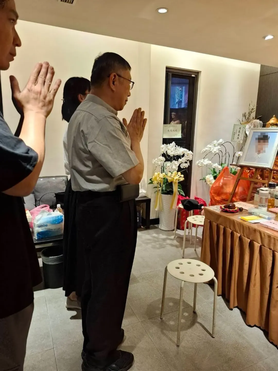 柯文哲親自到小草靈堂前哀悼。(圖/網友Anne chang提供)