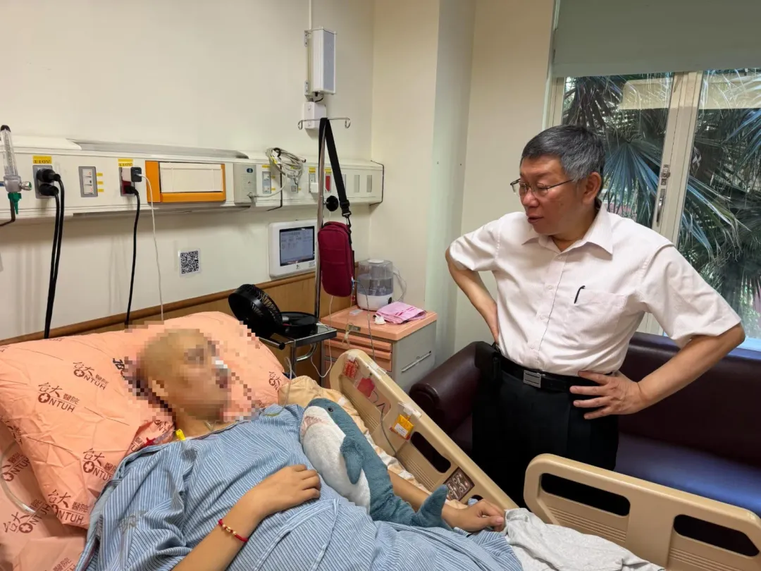 柯文哲聽聞小草病危之際,連續兩天前往探視。(圖/網友Anne chang提供)