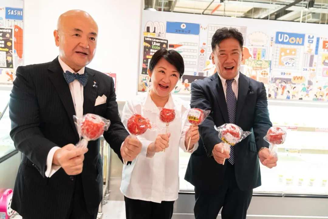 日本駐台代表片山和之行銷台中購物節。（圖／台中市政府提供）