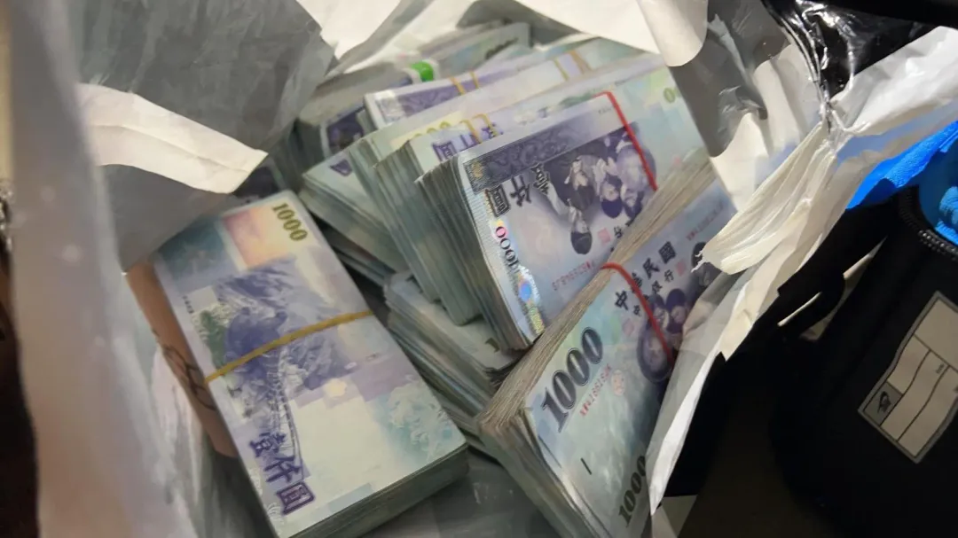 車上還查獲上百萬現金。(圖/翻攝畫面)