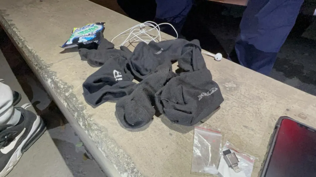 警方在臭襪子裡找到毒品。(圖/翻攝畫面)