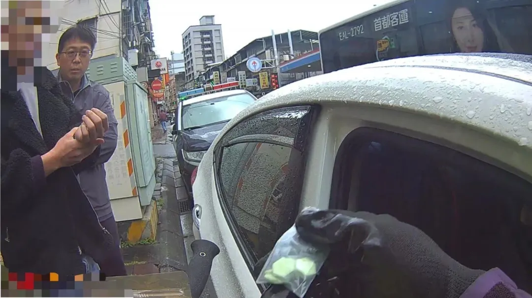 警方在車上搜出毒品哈密瓜錠。(圖/翻攝畫面)
