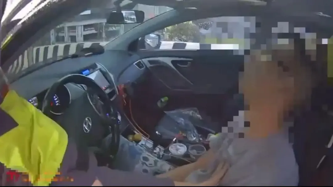 男子疑毒駕警方破窗仍在車上昏睡。(圖/翻攝畫面)