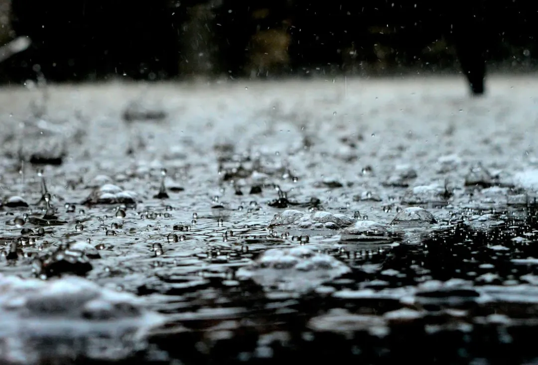 氣象署發布大雨特報及大雷雨特報。(示意圖/Pexels)