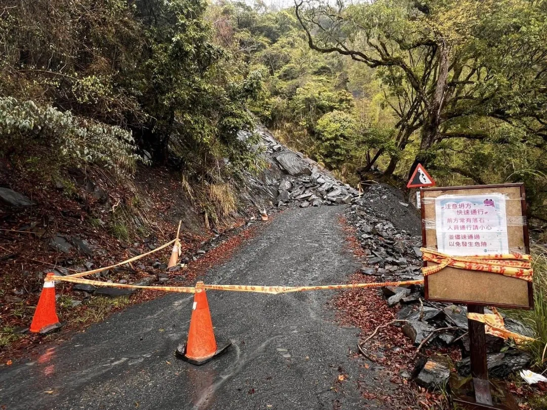 大鹿林道東線5.2k土石坍方,車輛無法通行。(圖/翻攝畫面)
