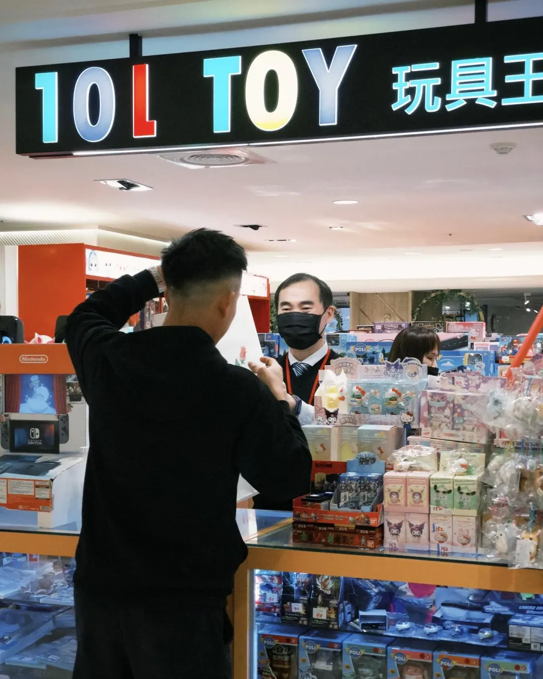 近日有網友去大葉高島屋4樓幫家中小朋友買玩具,意外發現玩具櫃檯的店員,竟然就是自己小時候買玩具時經常見到的店員。(圖/@libbyy0612提供)