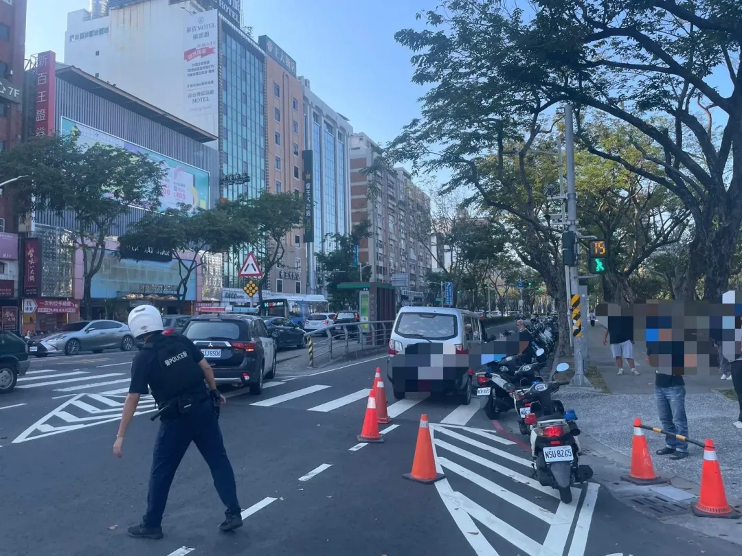 高雄名小貨車駕駛於今（15）下午4時許左右，開車行經新興區時，失控撞上行人徒步區。（圖／翻攝畫面）