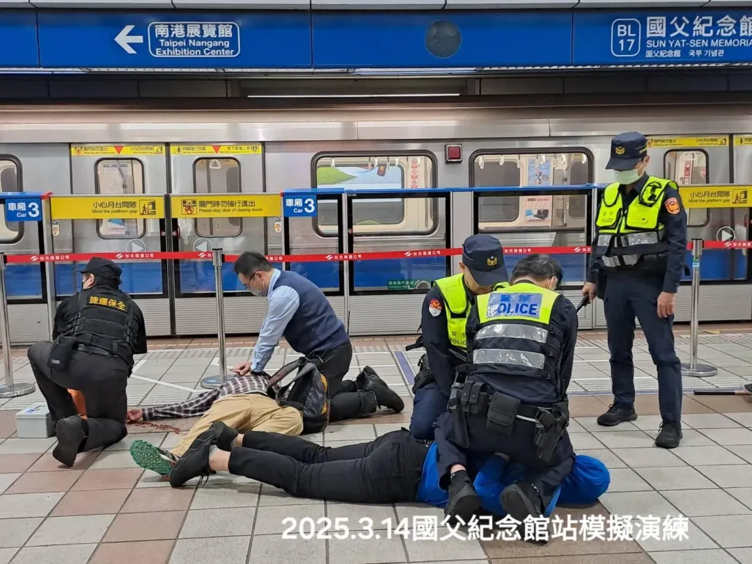 歹徒持刀劫持人質衝出捷運車廂。（圖／翻攝畫面）