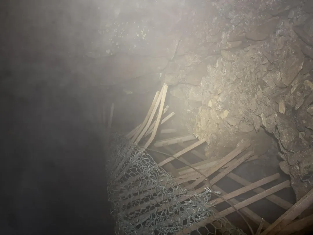 玉管處會派員至現場先清除步道落石,後續再安排工程進行搶修。(圖/玉管處提供)