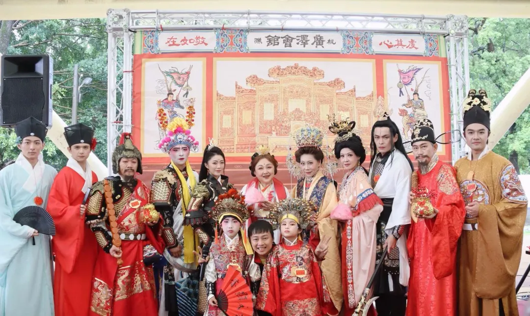 眾星扮仙(左起鍾岳軒、尹彥凱、郭主義、鄭人碩、曾甜、鄭怡、郎祖筠、段可風、黃鐙輝、郎祖明、柯大堡等人)。(圖/大溪鳳山寺廣澤宮 提供)