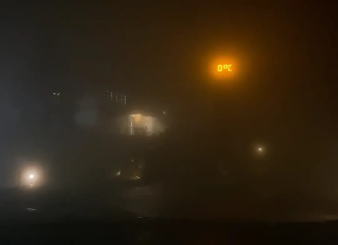 宜蘭太平山國家森林遊樂區16日晚間降到0度，但因水氣不足仍未下雪或冰霰。（圖／中天新聞）