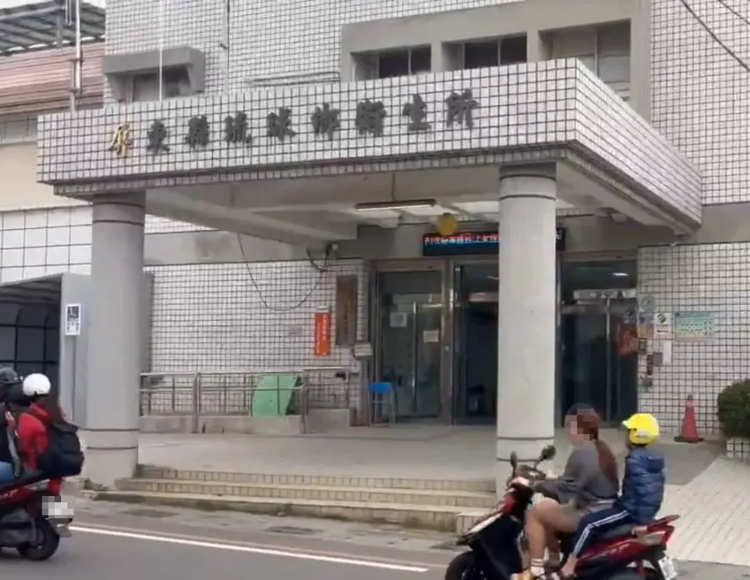 男子被送往琉球鄉的衛生所不配合醫生問診，吃了自行攜帶的藥物稍事休息就離開了。（圖／中天新聞）