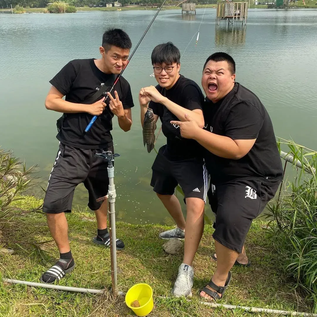 近日「狠愛演」前成員「牛排」也在個人YouTube頻道留言區預告，會將5年前團隊解散的內幕。（圖／狠愛演IG）