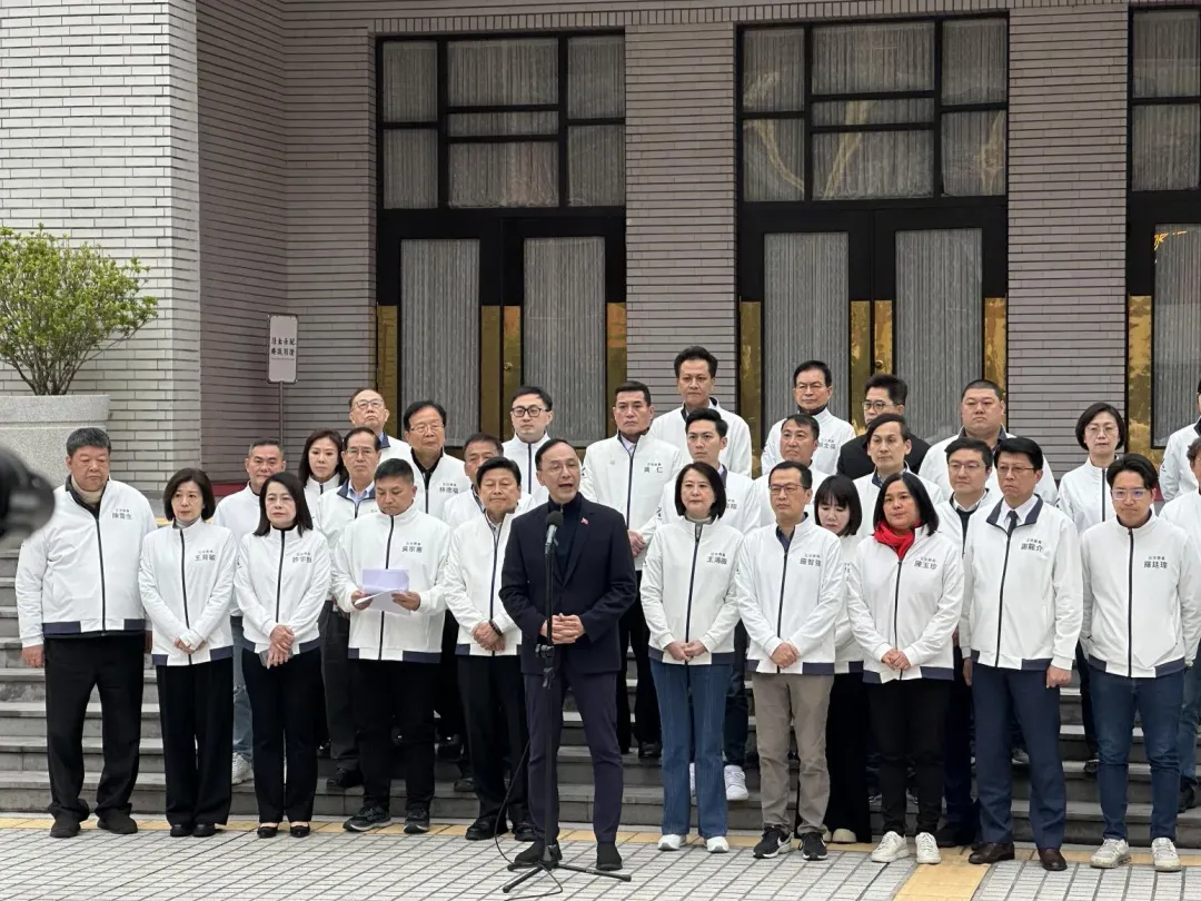 朱立倫偕國民黨立委出面用公投對付大罷免。（圖／黃詩崴攝）
