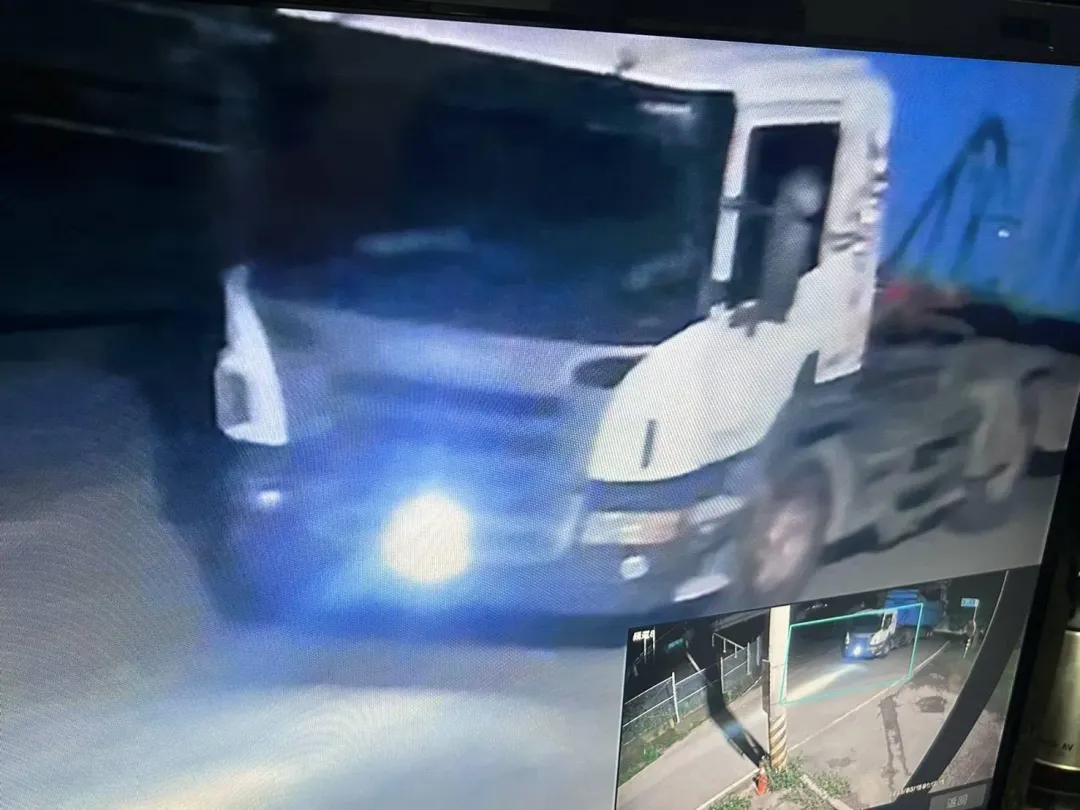 監視器畫面錄下偷倒廢棄物的車輛。（圖／中天新聞）