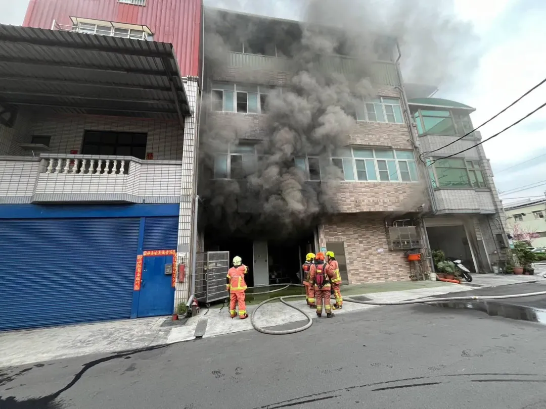 新北市鶯歌區二甲路一處鐵皮屋工廠發生火警。(圖/消防提供)