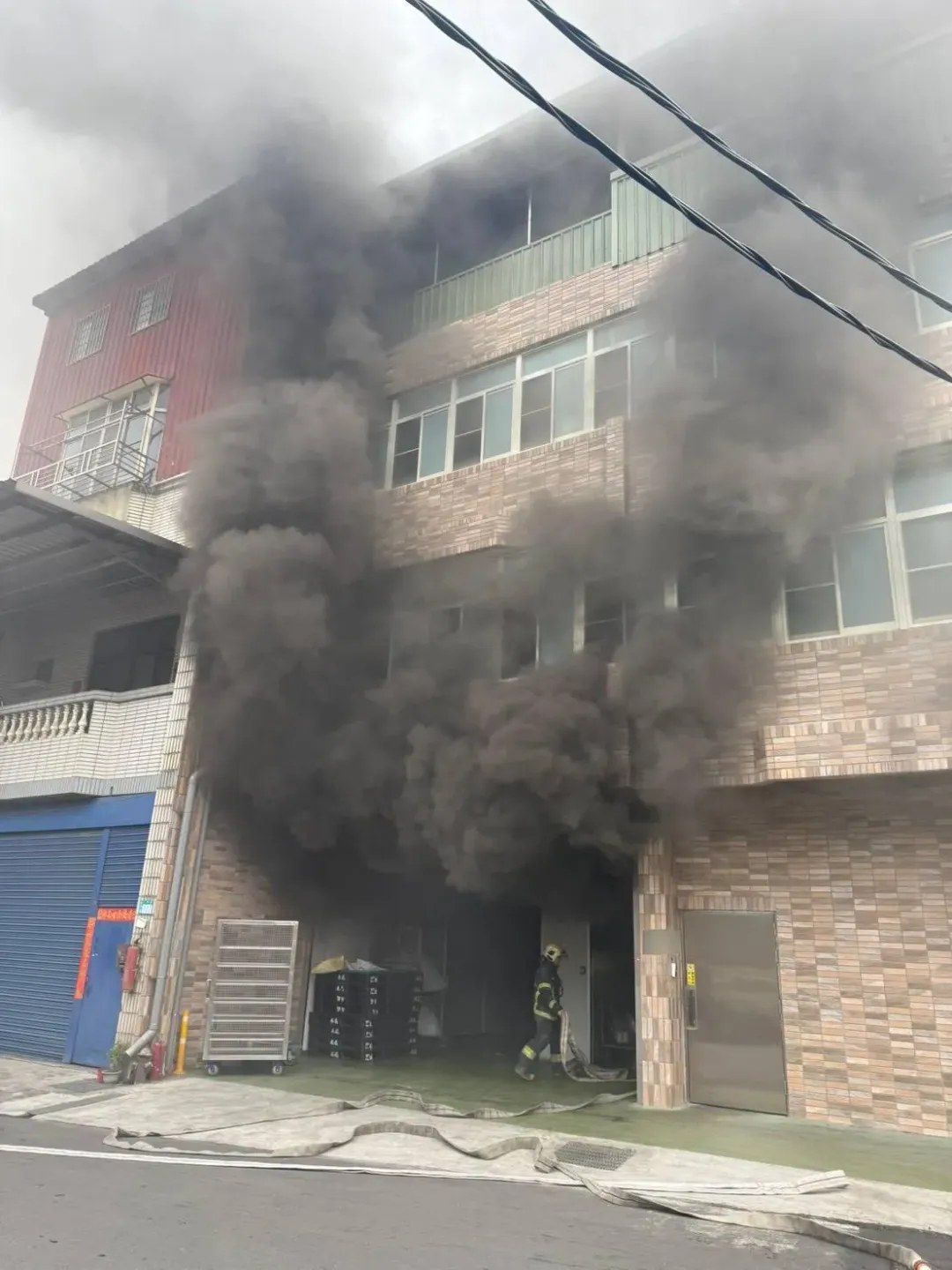 現場竄大量濃煙。(圖/消防提供)