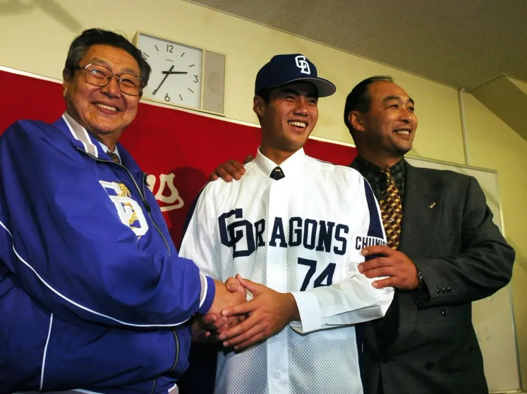 陳偉殷2004年加盟中日龍時與球探陳大豐(右)開心合影。(圖/翻攝自社群平台X)