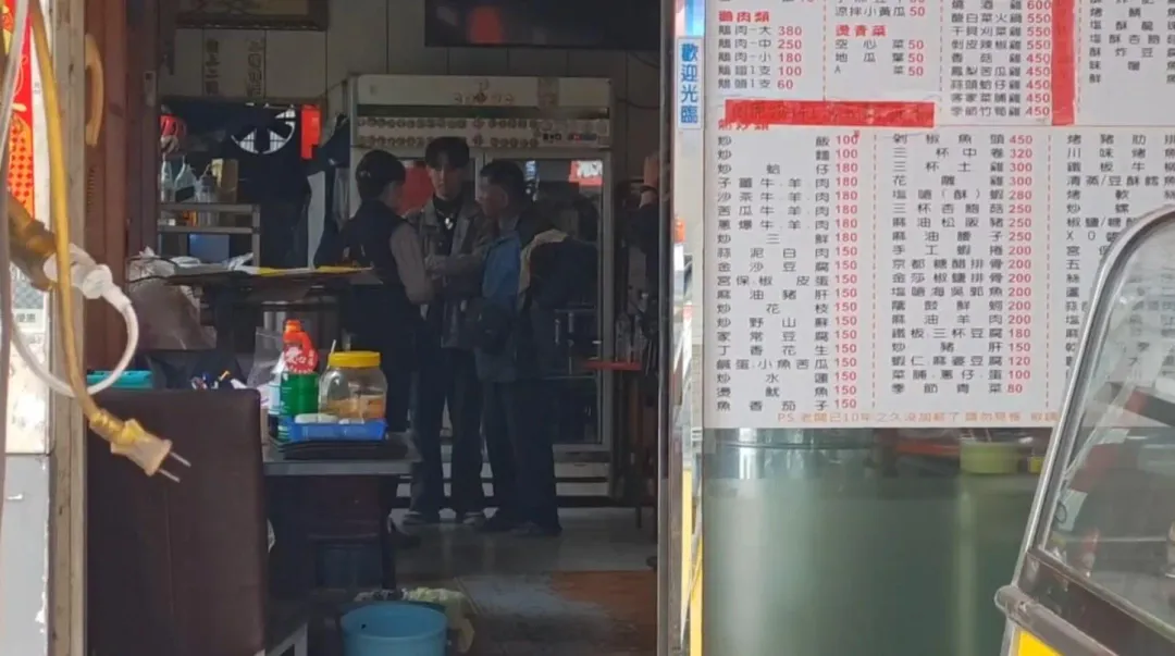 哥哥陳男經營熱炒店，住戶表示生意還可以。（圖／中天新聞）