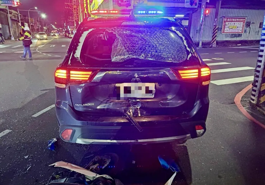 警車遭追撞後擋風玻璃全碎。（圖／翻攝畫面）