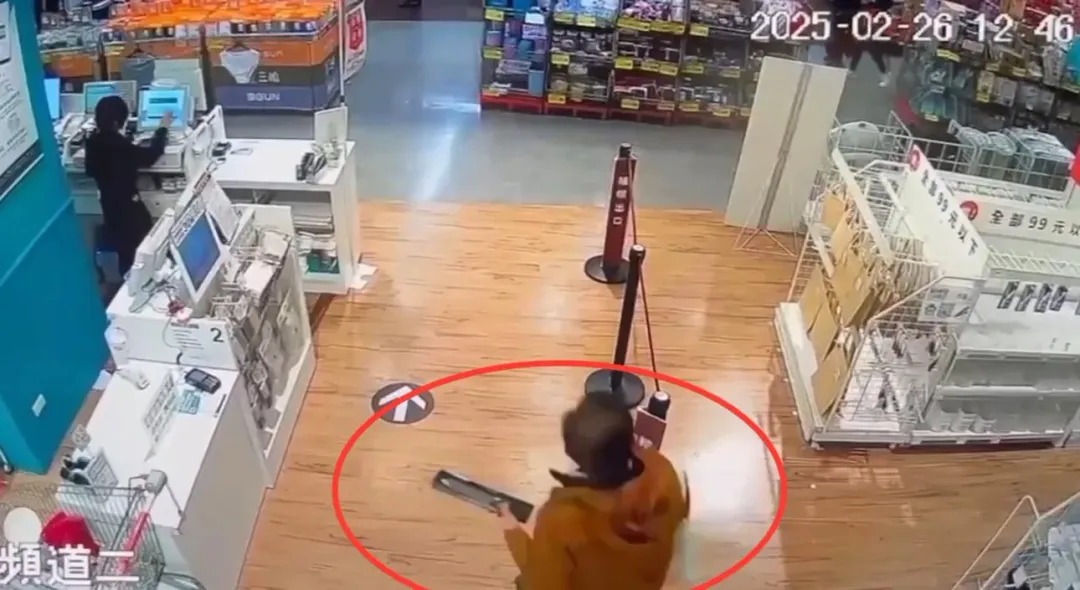 殺人董座曾志新賣場買刀預謀犯案。（圖／翻攝畫面）