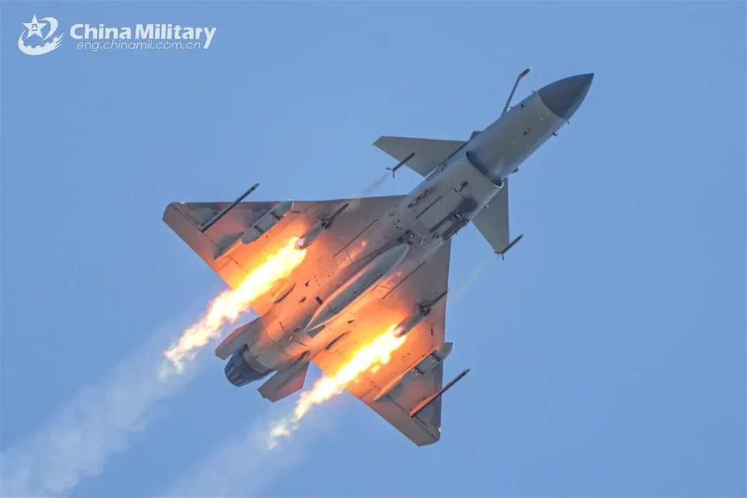 解放軍空軍殲10戰機發射火箭莢艙。(圖/大陸國防部)